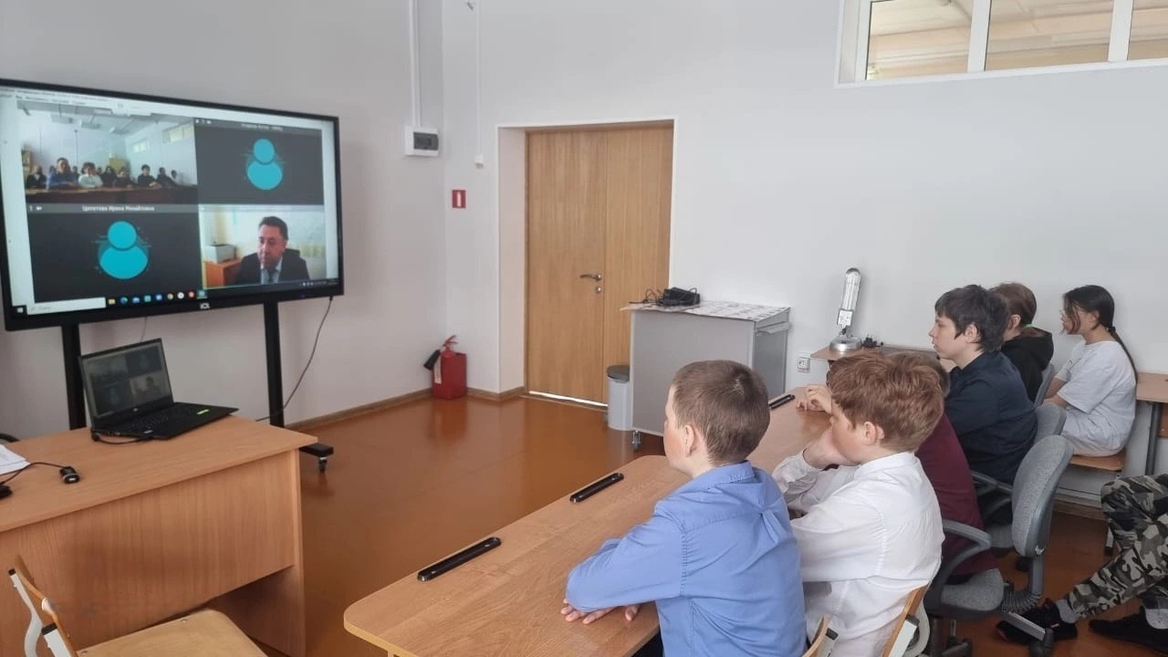 ​Школьники Харуты и Усть-Кары стали участниками «Цифрового ликбеза»